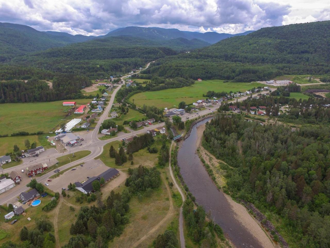 Auberge De Jeunesse Le Camp De Base LʼAnse-Saint-Jean Eksteriør bilde